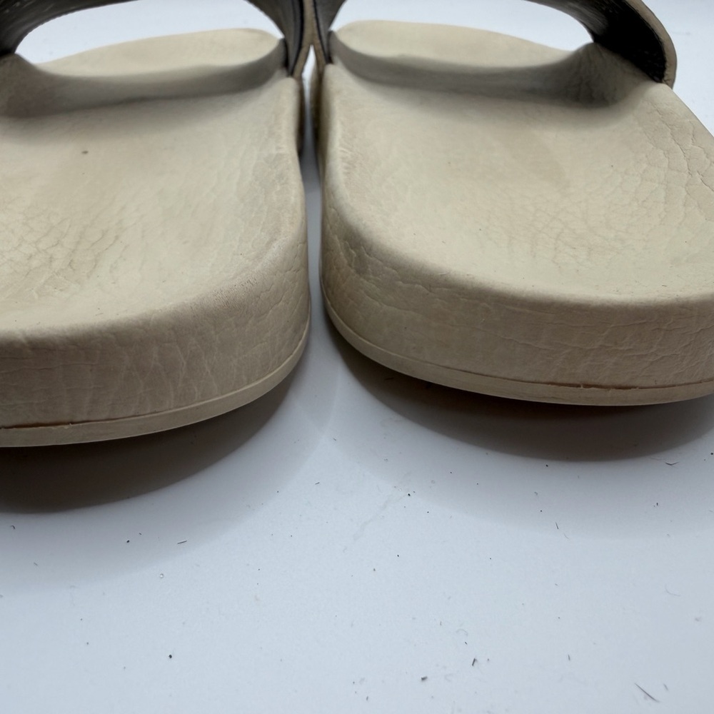 Gucci Textured Gray Pattern - Picture 2 of 14